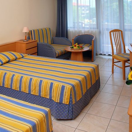 Hotel Lebed Varna Exterior photo